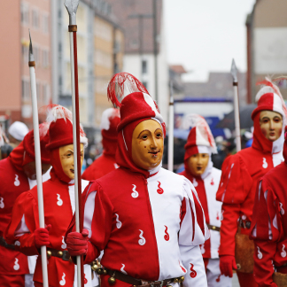 ( Bild: Axel Eisele / Stadt Nürnberg ) Gruppe mit rot und weißen Gewändern