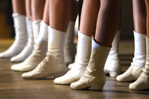 Die Beine von Gardetänzerinnen bei einer Faschingsveranstaltung.