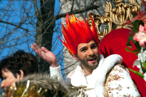 © Robert Hackner / Stadt Nürnberg Verkleidete Personen auf einem Wagen während des Nürnberger Faschingsumzugs. © Robert Hackner / Stadt Nürnberg