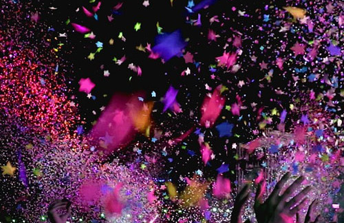 Teilnehmer einer Party werfen Konfetti in die Luft. © Pixabay