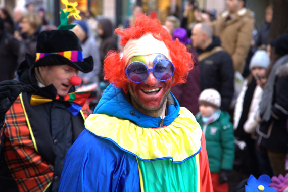 Clown auf dem Rosenmontagsumzug der Kinder