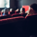 Filmvorführung in einem kleinem Kino mit Zuschauern.