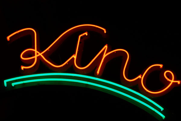 Schriftzug Kino aus Leuchtstoffröhren