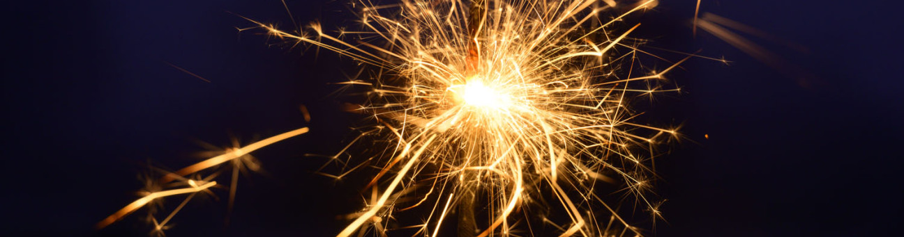 Abbrennende Wunderkerze vor einem Nachthimmel.