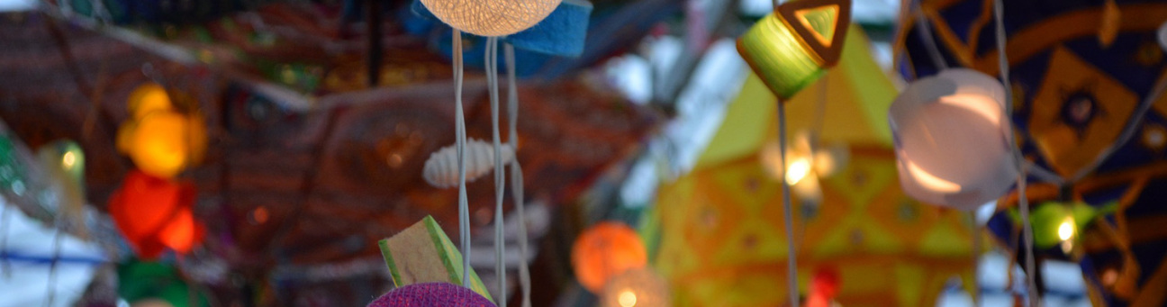 Bunte Lichterketten auf einem Fest.