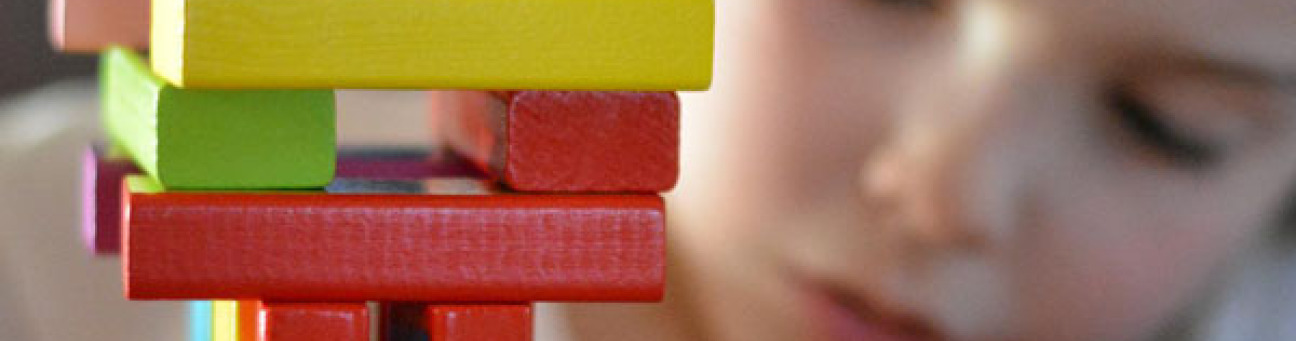 Kind spielt mit Bauklötzen, Bild © Pixabay