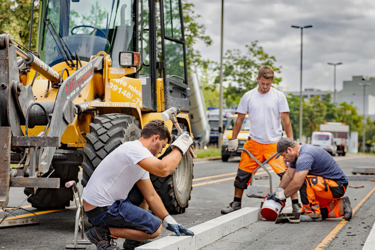 Bauarbeiter beim Bordsteine versetzen, Bild © Christian Hertlein - Studio Höhn / Stadt Nürnberg