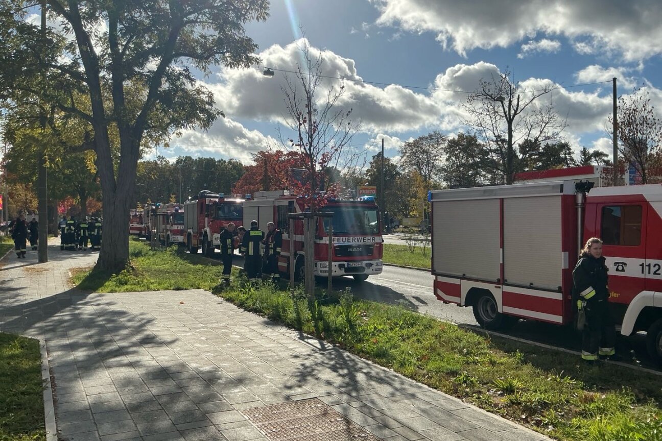 Bild © Feuerwehr Nürnberg Einsatzkräfte und Fahrzeuge der Feuerwehr stehen in der Nähe des Fundorts bereit., Bild © Feuerwehr Nürnberg