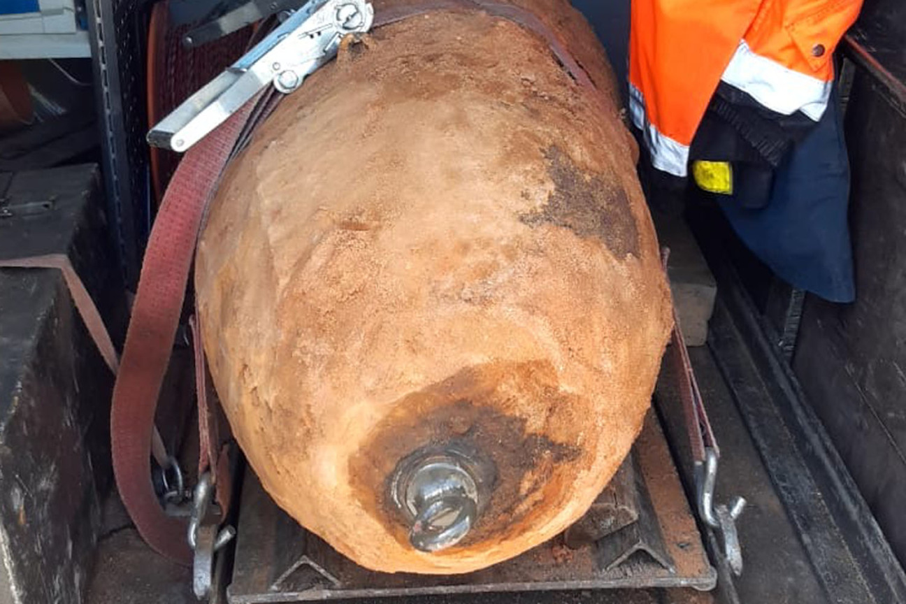 Die Fliegerbombe ist für den Abtransport im Wagen verladen., Bild © Thomas Meiler