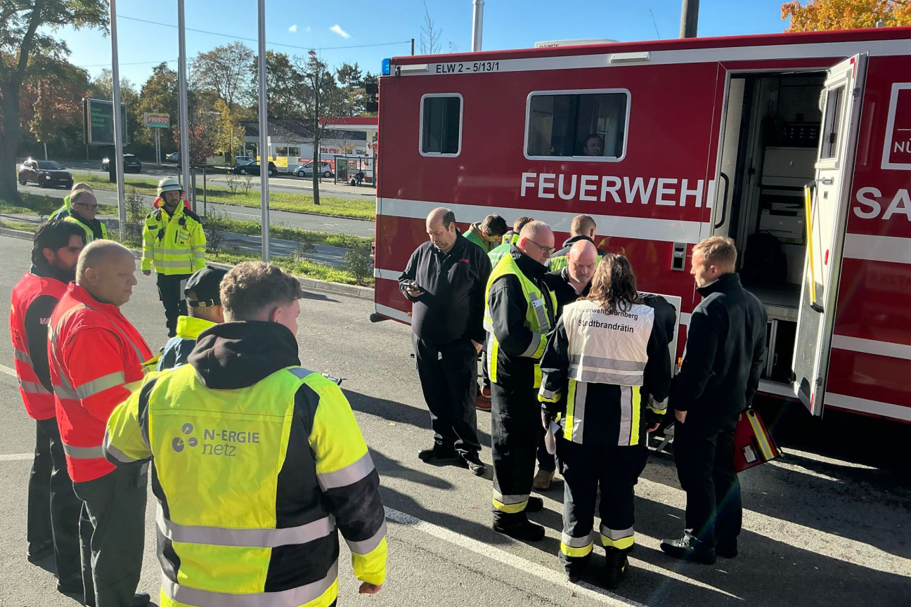 Bild © Feuerwehr Nürnberg Blick auf Einsatzkräfte während des Einsatzes zum Bombenfund in der Trierer Straße., Bild © Feuerwehr Nürnberg