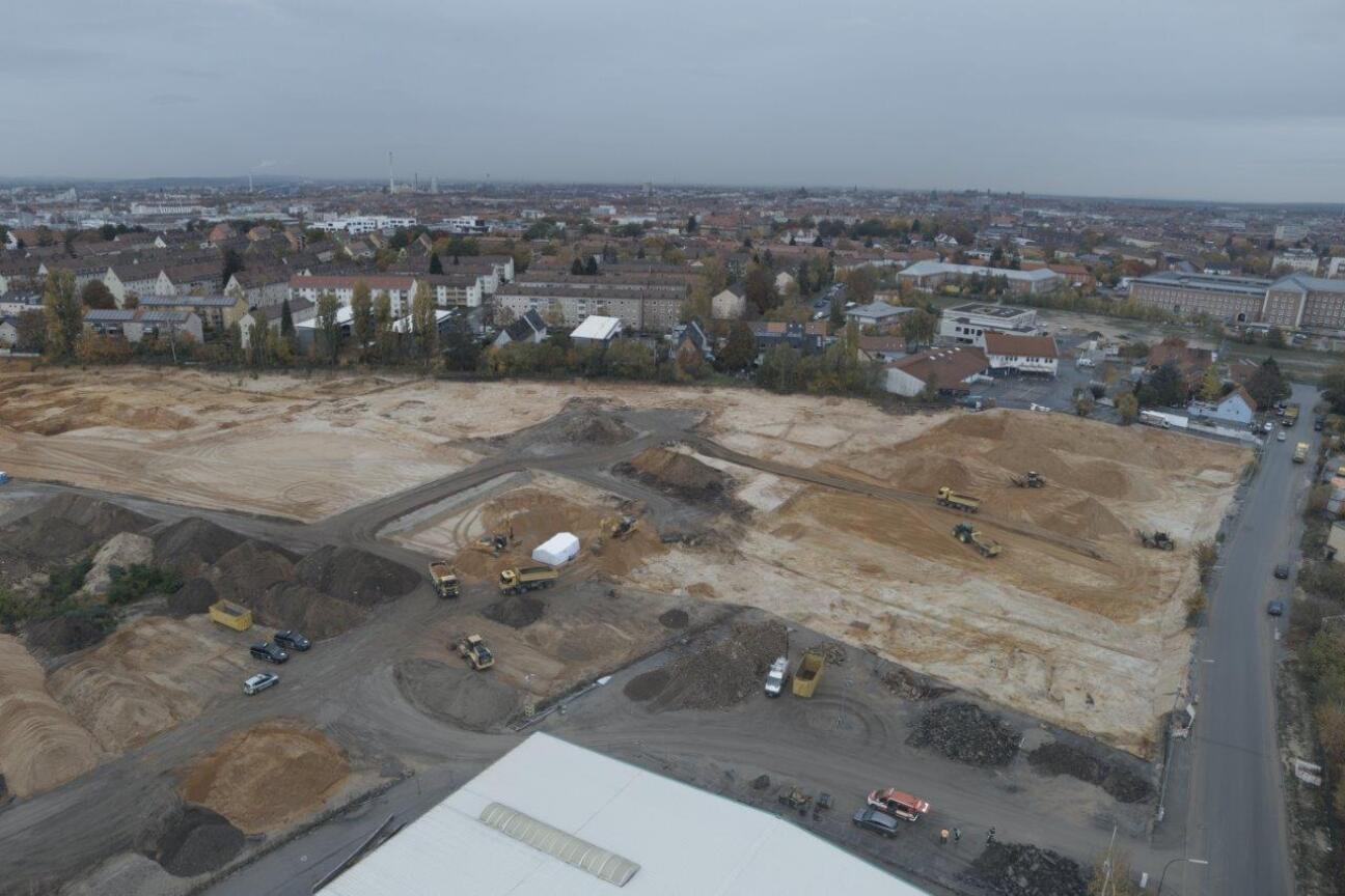 Fundort an der Brunecker Straße. Die Bombe befindet sich unter dem weißen Zelt., Bild © Feuerwehr / Stadt Nürnberg