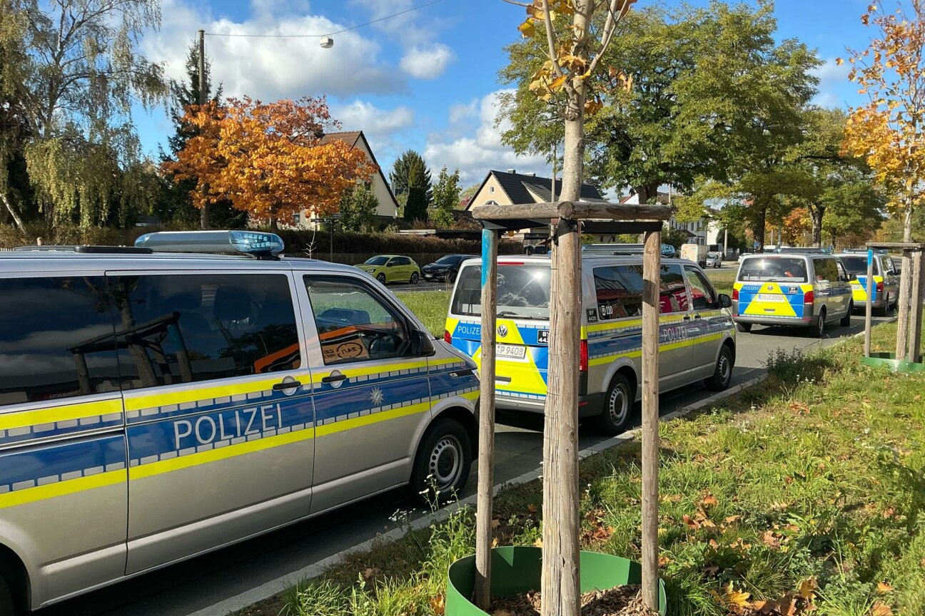 Bild © Feuerwehr Nürnberg Einsatzwagen der Polizei stehen in der Nähe des Fundorts der Fliegerbombe an der Trierer Straße., Bild © Feuerwehr Nürnberg