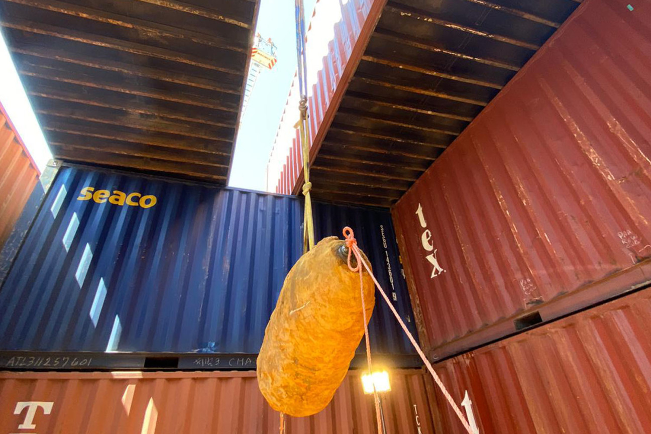 Die entschärfte Fliegerbombe wird mit einem Feuerwehrkran herausgehoben., Bild © Feuerwehr Nürnberg