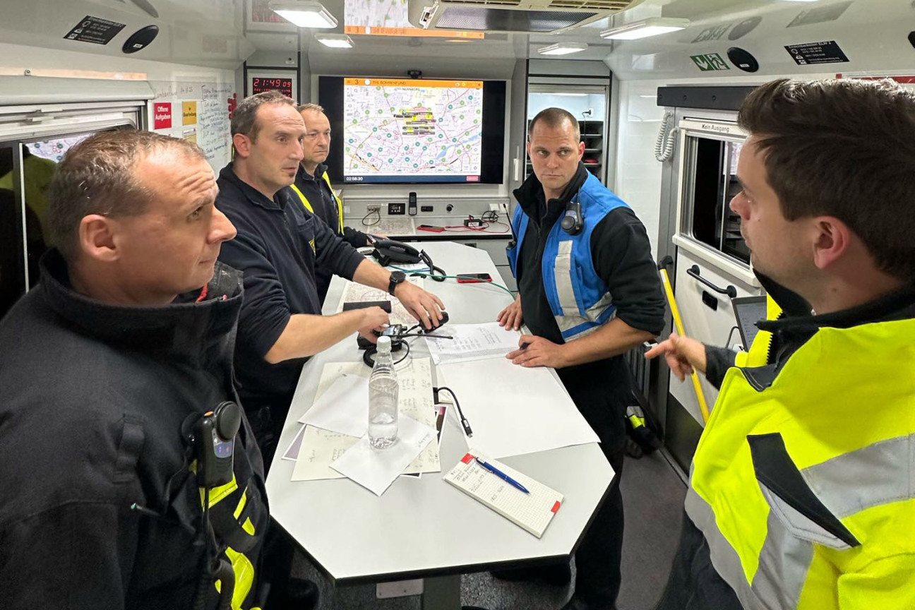 Besprechung im Wagen der Einsatzleitung der Feuerwehr., Bild © Andreas Schwarzmann / Stadt Nürnberg