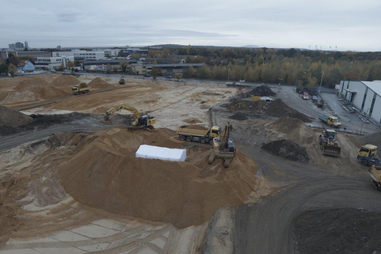 Ein Erdwall wird rund um die Fliegerbombe errichtet., Bild © Feuerwehr / Stadt Nürnberg