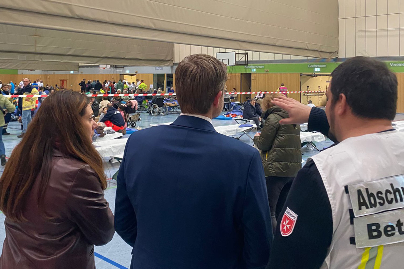 OB Marcus König und Schulreferentin Cornelia Trinkl lassen sich über die Evakuierung und die Unterbringung der Bürger in der Betreuungsstelle informieren., Bild © Andreas Schwarzmann / Stadt Nürnberg