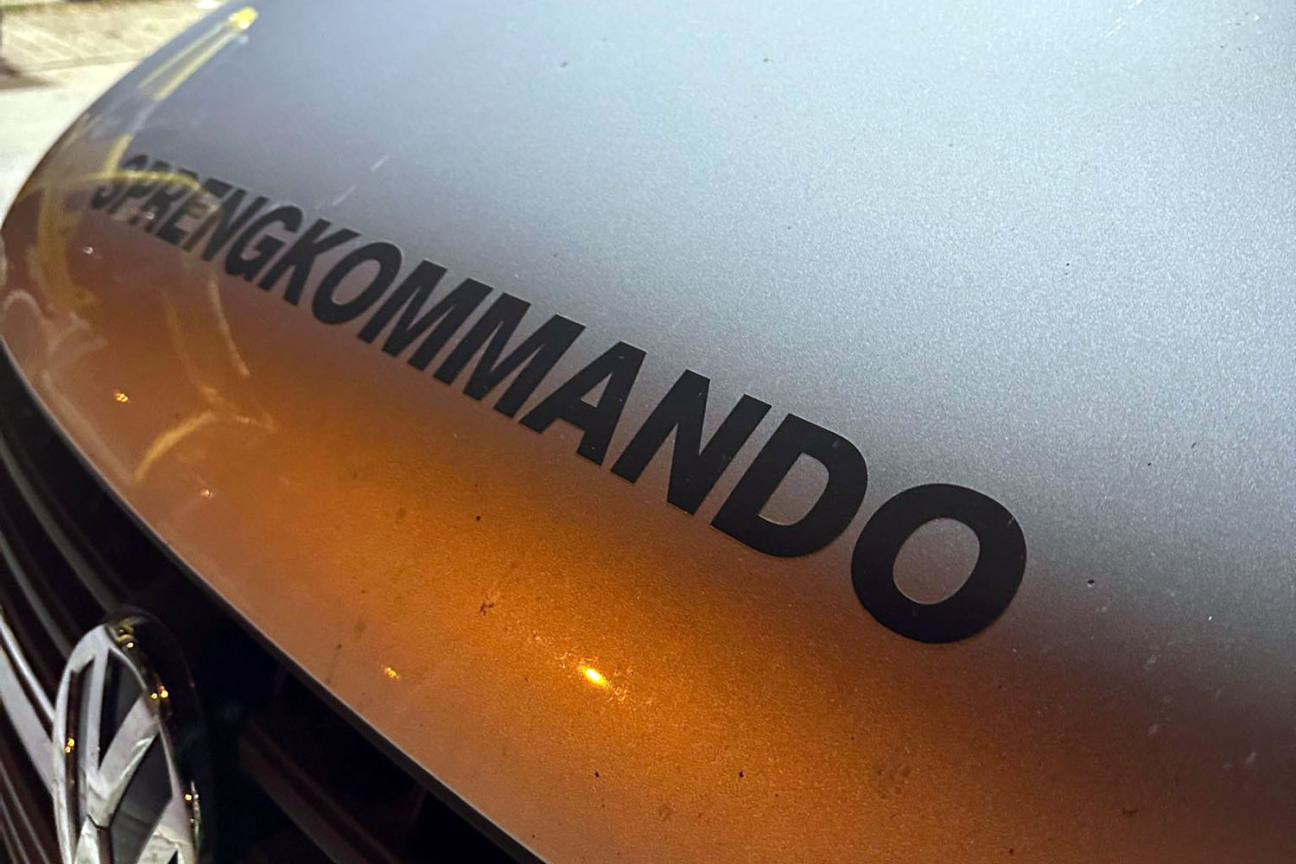 Fund einer Fliegerbombe am 14. November 2025: Aufschrift auf dem Auto des Sprengkommandos., Bild © Andreas Schwarzmann / Stadt Nürnberg