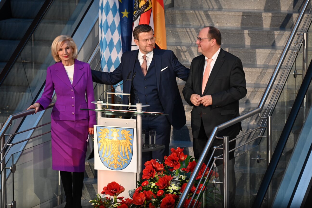 Neujahrsempfang der Stadt Nürnberg 2026: Oberbürgermeister Marcus König mit Bürgermeisterin Julia Lehner (links) und 3. Bürgermeister Christian Vogel (rechts).