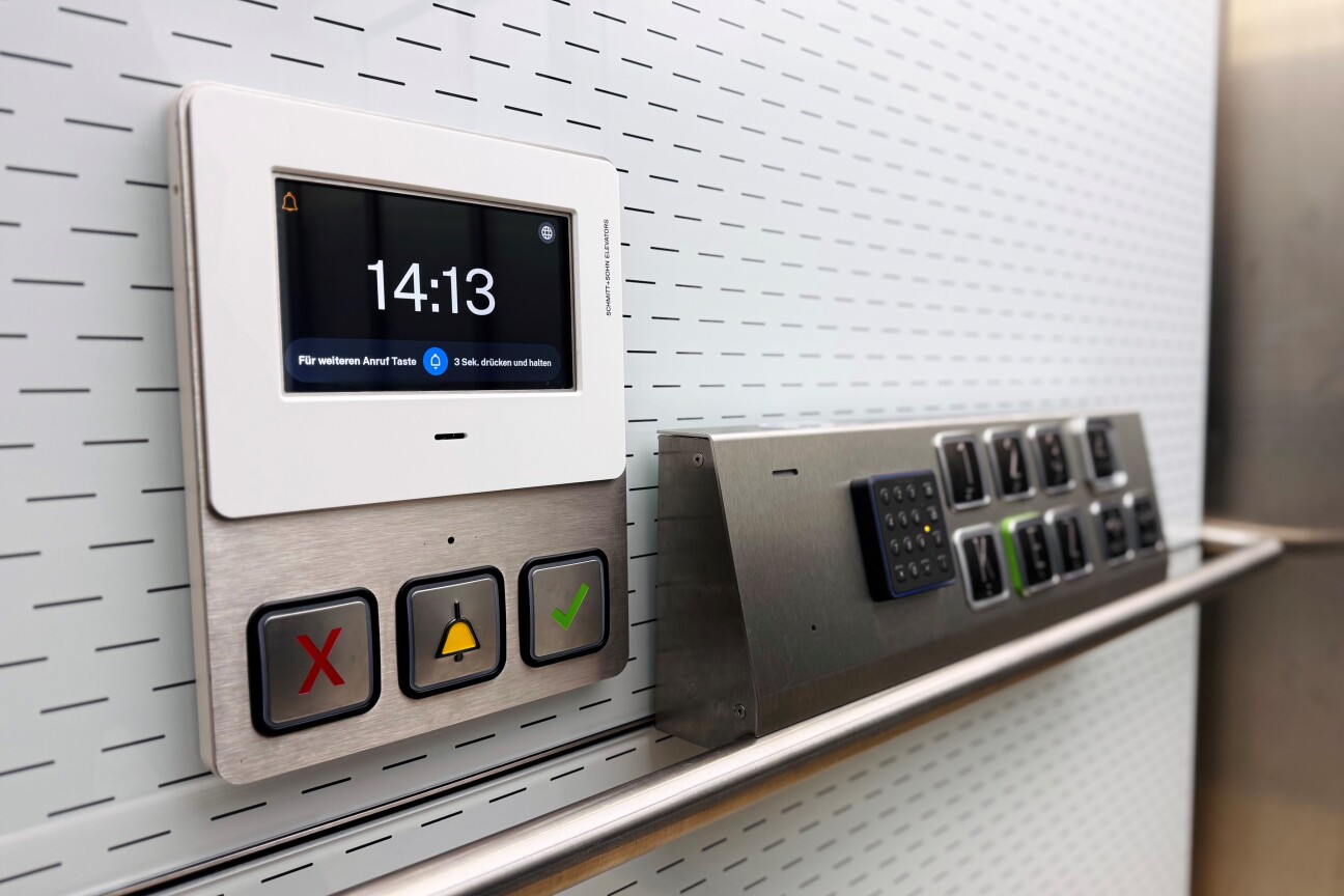 Das Notrufsystem für Menschen mit Hörbehinderung im Aufzug des Rathaus Wolffscher Bau.