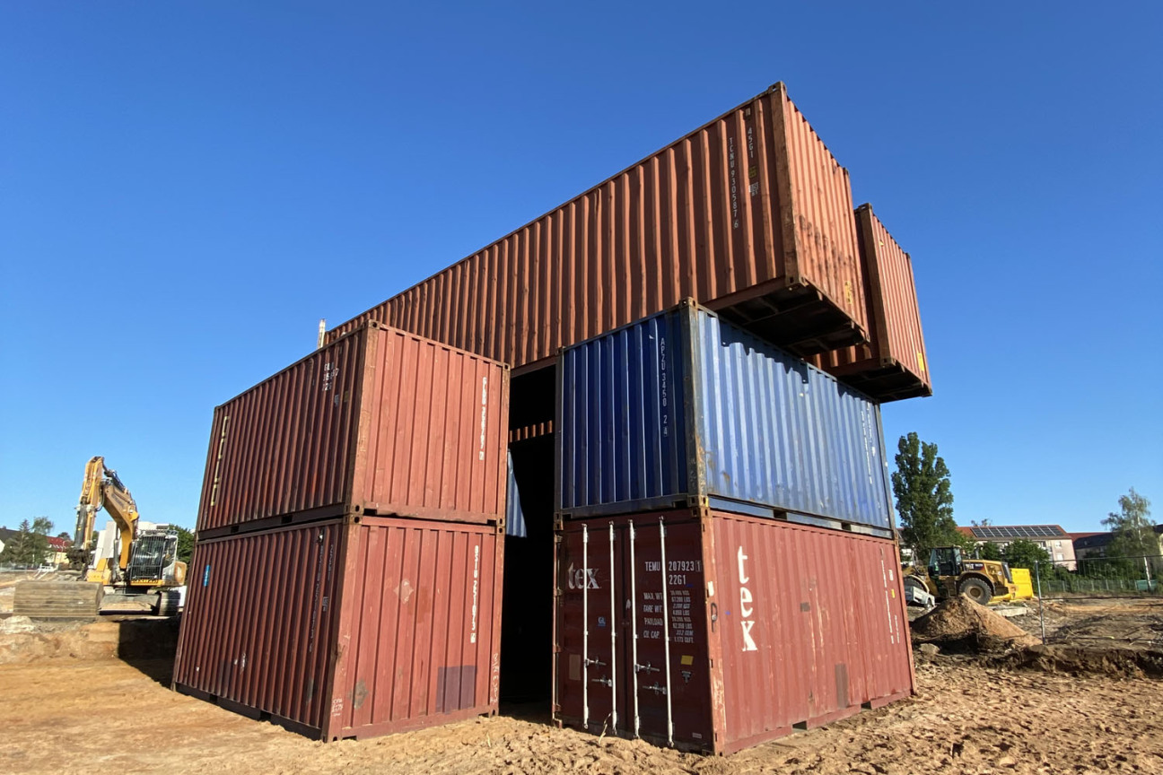 Containerwände am Fundort an der Brunecker Straße., Bild © Feuerwehr Nürnberg