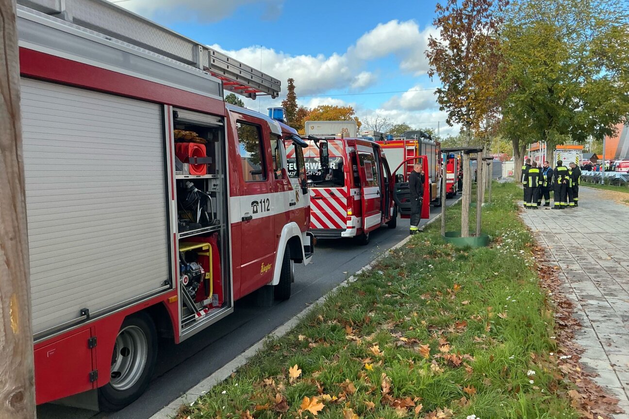 Bild © Feuerwehr Nürnberg Einsatzkräfte und Fahrzeuge der Feuerwehr stehen in der Nähe des Fundorts bereit., Bild © Feuerwehr Nürnberg