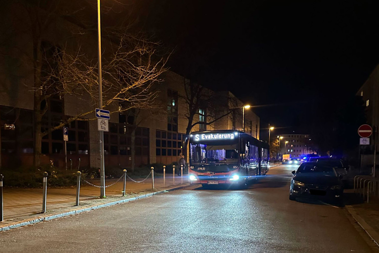 Evakuierung am 14. November 2025: VAG-Shuttle zur Betreuungsstelle im Schulzentrum am Berliner Platz., Bild © Andreas Schwarzmann / Stadt Nürnberg