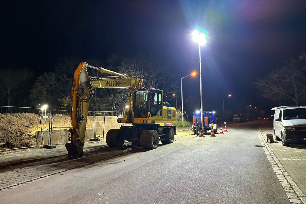 Fund einer Fliegerbombe am 14. November 2025: Ein Bagger und das Auto des Sprengkommandos am Einsatzort., Bild © Andreas Schwarzmann / Stadt Nürnberg