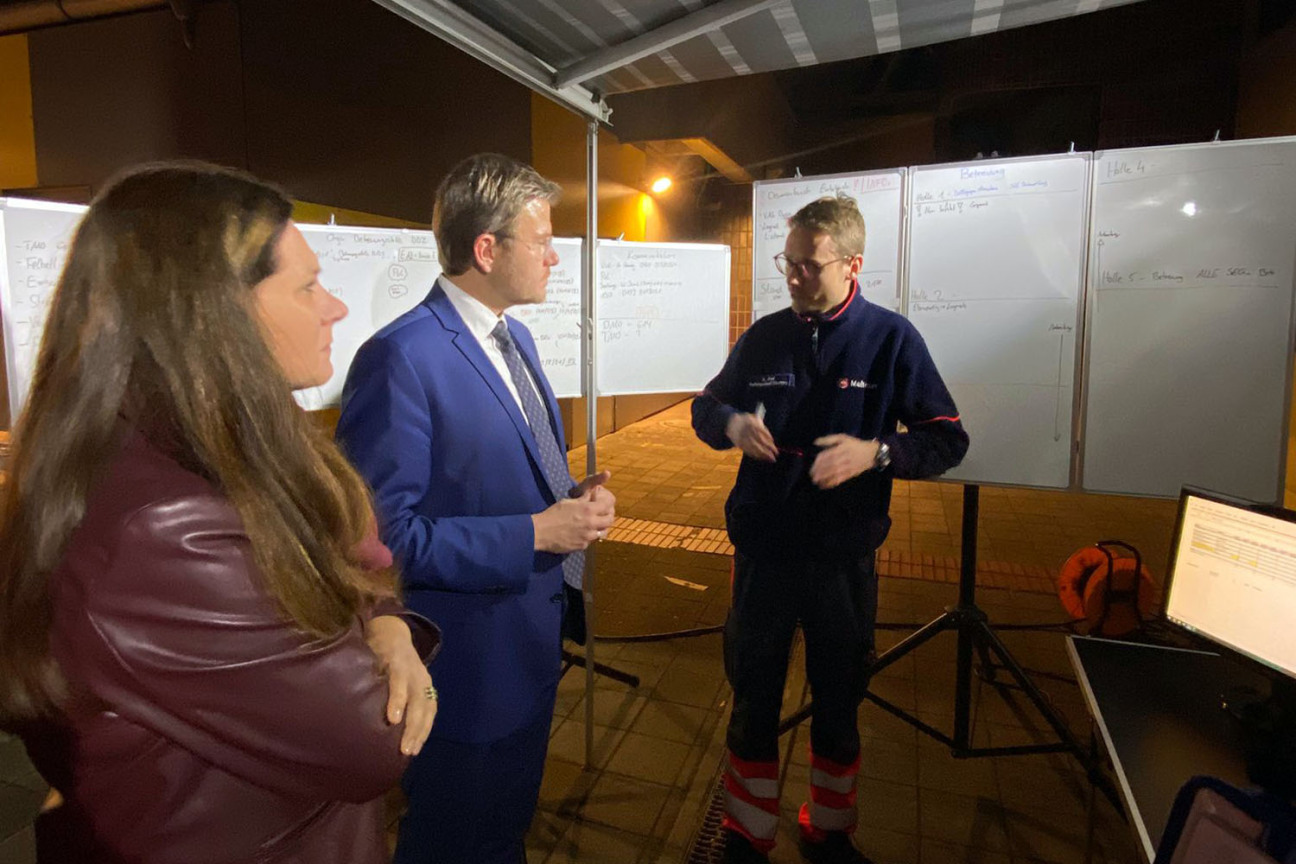 OB Marcus König und Schulreferentin Cornelia Trinkl lassen sich über die Evakuierung und die Unterbringung der Bürger in der Betreuungsstelle informieren., Bild © Andreas Schwarzmann / Stadt Nürnberg