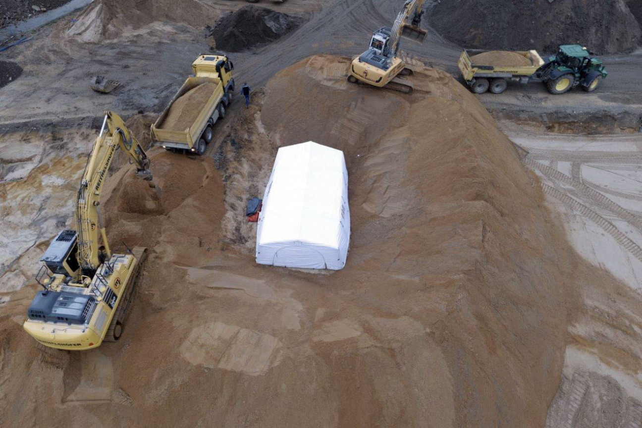 Nahaufnahme des Erdwalls rund um die Fliegerbombe., Bild © Feuerwehr Nürnberg