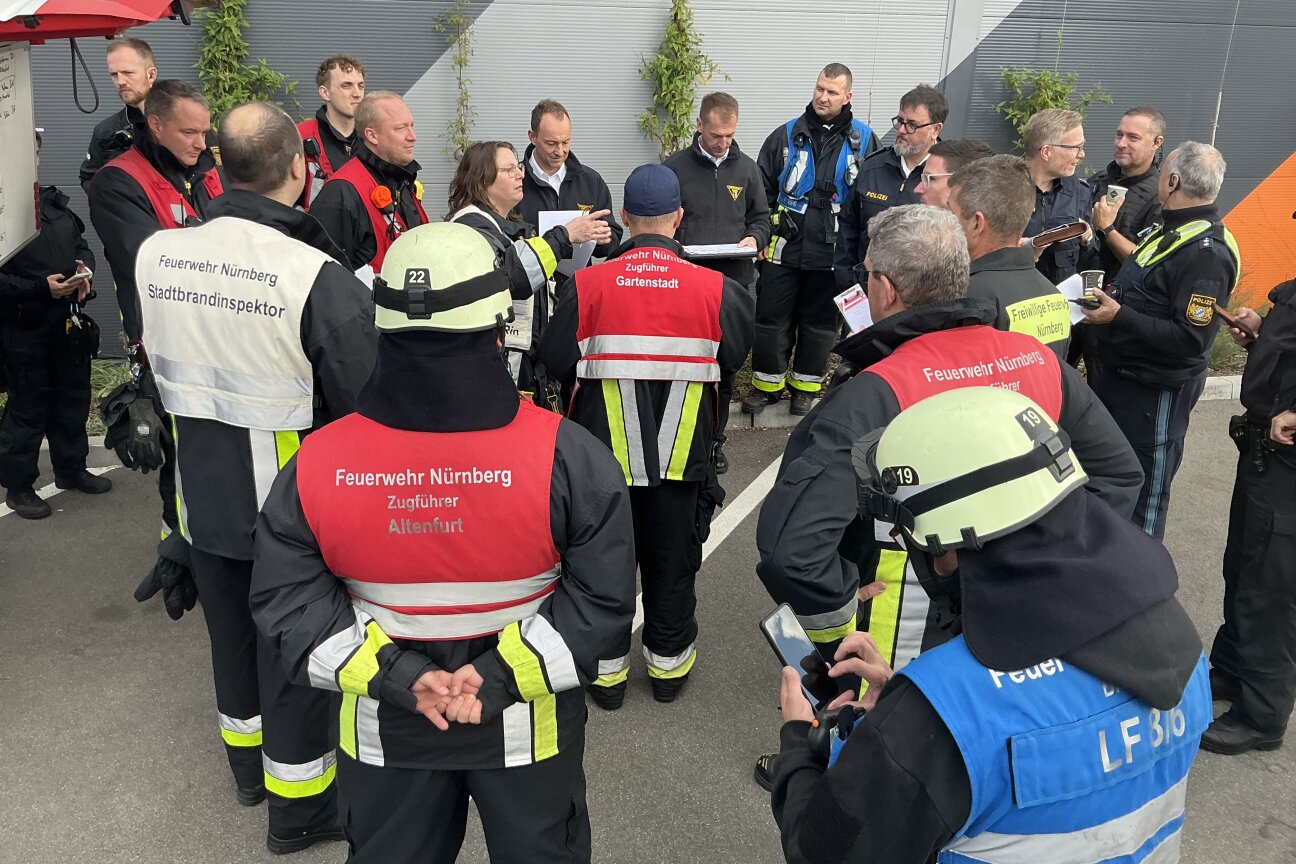 Lagebesprechung der Einsatzkräfte zum Bombenfund an der Trierer Straße.