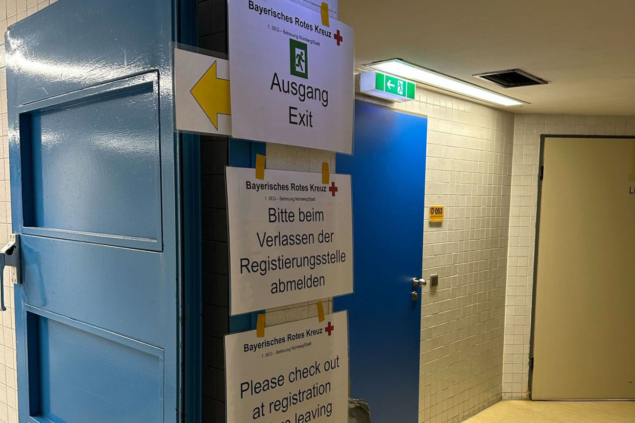 Evakuierung am 14. November 2025: Ausgang der Betreuungsstelle im Schulzentrum am Berliner Platz., Bild © Andreas Schwarzmann / Stadt Nürnberg