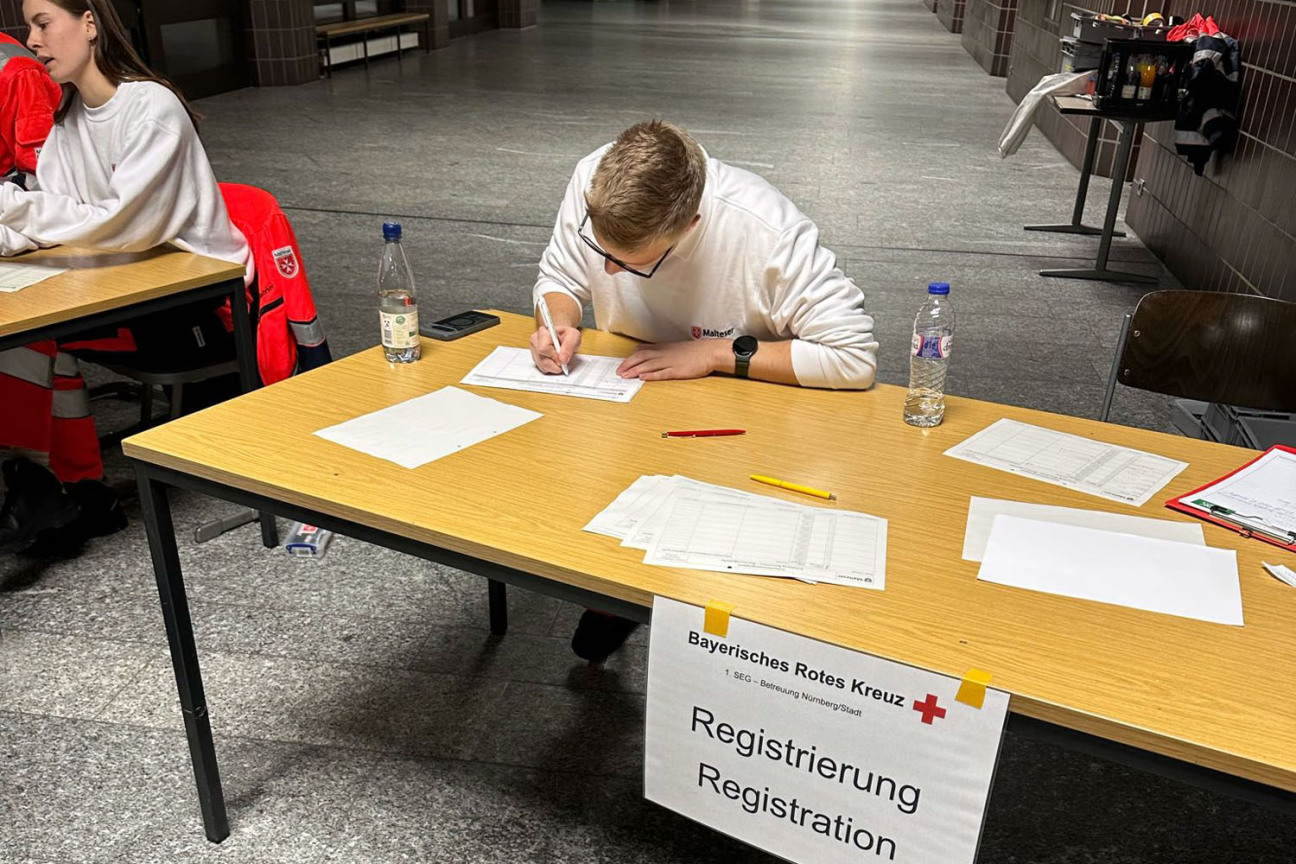 Evakuierung am 14. November 2025: Registrierung in der Betreuungsstelle im Schulzentrum am Berliner Platz., Bild © Andreas Schwarzmann / Stadt Nürnberg