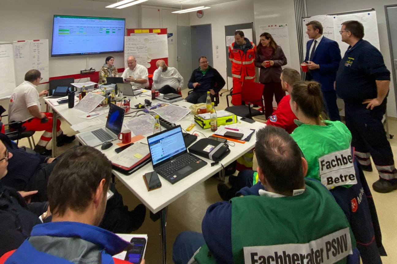 OB Marcus König und Schulreferentin Cornelia Trinkl lassen sich über die Evakuierung und die Unterbringung der Bürger in der Betreuungsstelle informieren., Bild © Andreas Schwarzmann / Stadt Nürnberg