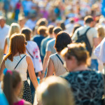 Viele Fußgänger in der Stadt an einem Sommertag.