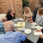 Das erste Erzählcafé der Museen im Café Arthur am 1. Oktober 2025 weckte Erinnerungen und Emotionen. Viele Seniorinnen und Senioren brachten dazu Erinnerungsstücke mit und tauschten sich aus.