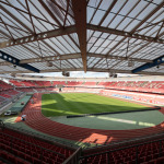 Blick von oben auf das Fußballfeld im Max-Morlock-Stadion.