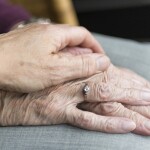 Hände von senioren übereinander geschlagen
