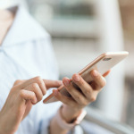 Eine Frau benutzt ihr Smartphone.