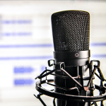 Ein Mikrofon vor einem Bildschirm