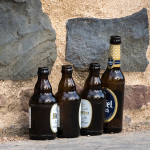 Leere Bierflaschen an einer Sandsteinmauer
