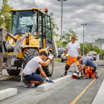 Bauarbeiter beim Bordsteine versetzen