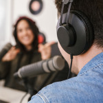 Mann und Frau bei der Aufnahme eines Podcasts