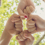 Vier Frauen schwören sich ein