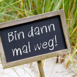 Bin dann mal weg ! Schild im Sand