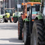 Landwirte blockieren mit Traktoren während einer Protestaktion den Verkehr