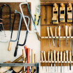 Aufgeräumte Werkzeuge in einer Werkstatt.