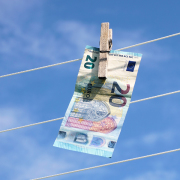Ein 20-Euro-Schein hängt an einer Wäscheleine