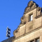 Hochleistungssirene auf einem Satteldach in Nürnberg.
