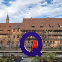 Großes Q am Unteren Bergauerplatz 8. Das Q steht für Nürnberger Quartiere. Die Nürnberger Quartiere sind ein Projekt der Congress- und Tourismus-Zentrale Nürnberg im Rahmen der Nürnberger City Werkstatt.