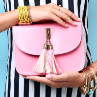 Frau mit einer pinkfarbenen Handtasche.
